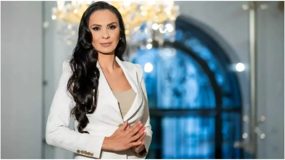 Alexandra Păcuraru, protest pașnic în fața catedralei din Constanța. Mesaj de forță pentru toți românii: „Binele va ajunge întotdeauna, minciuna are picioare scurte”