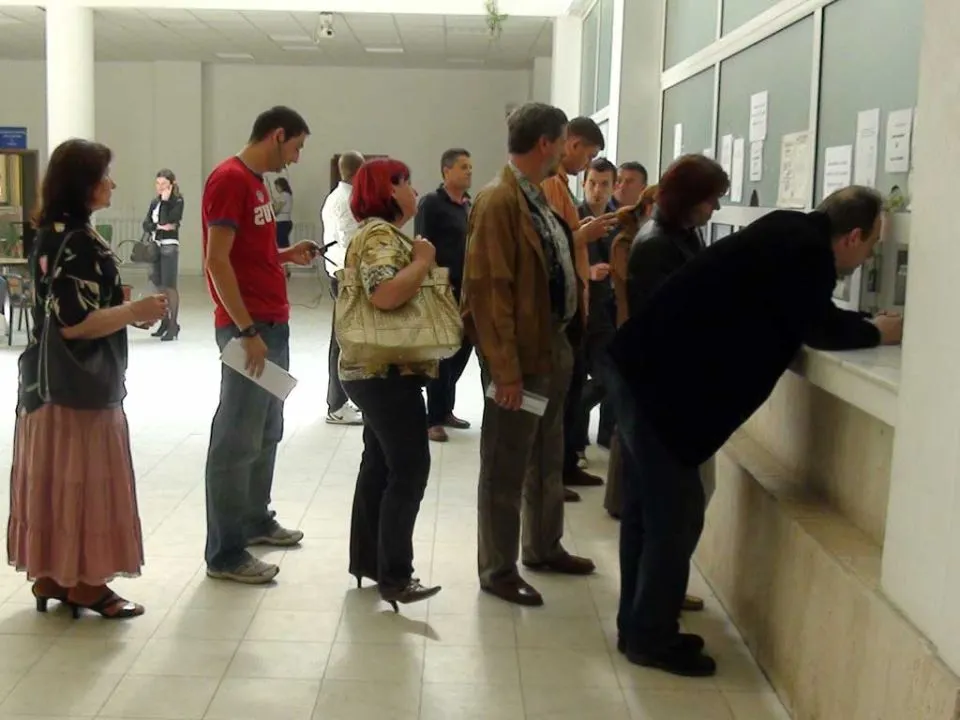 Birocrația și cozile de la DSP.
