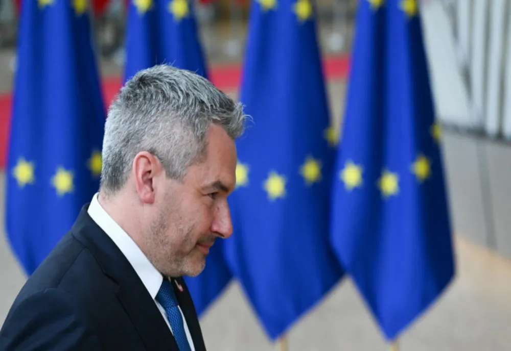 Tomac: La întâlnirea pe care am avut-o cu Cancelarul Nehammer, acesta a pus, în mod intenționat, semnul egal între migranți și refugiații de război din Ucraina