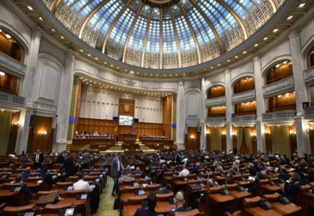 Senatul renunță la ședințele online. Senatorii sunt obligați să fie prezenți fizic, absențele vor fi sancționate financiar