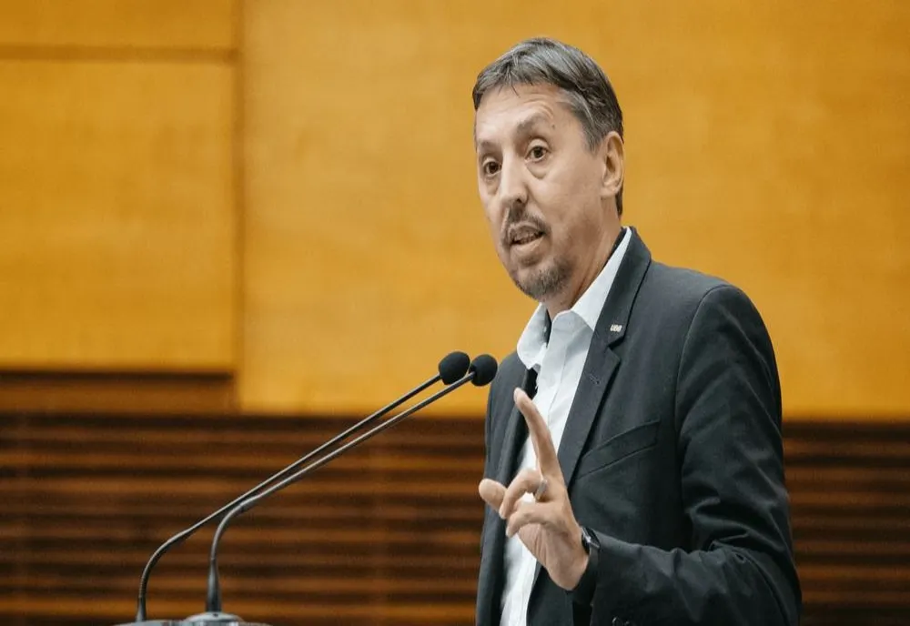 MINISTRUL EDUCAȚIEI: „MAI PUȚINE TEME, DAR MAI RELEVANTE. COPIII TREBUIE SĂ LE FACĂ DIN PLĂCERE, NU CA O CORVOADĂ”
