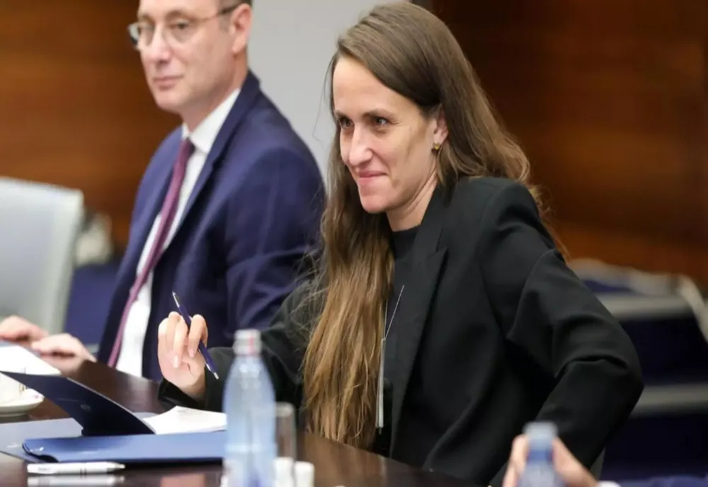 Tensiuni în Coaliție. PSD ar putea vota moțiunea împotriva Oanei Țoiu