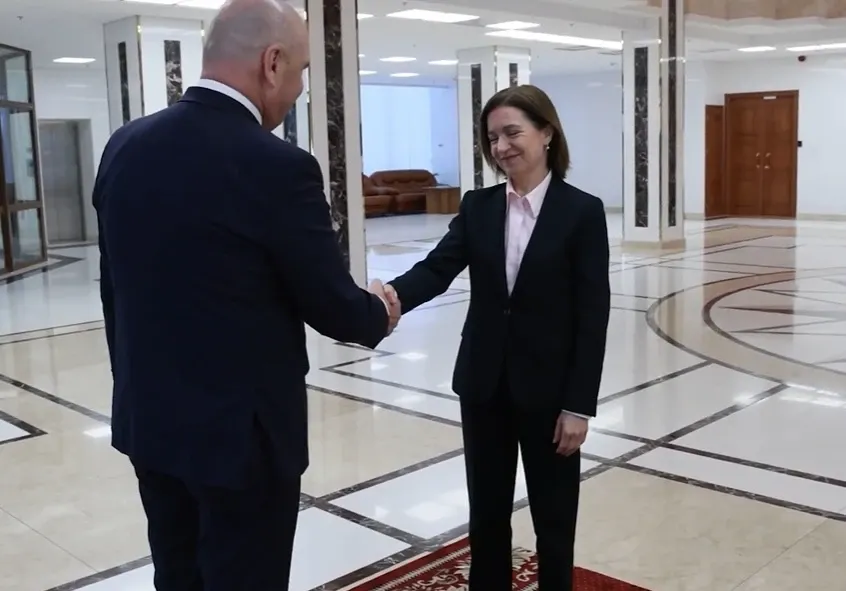 Analiză: Bolojan pregătește terenul pentru Maia Sandu în România