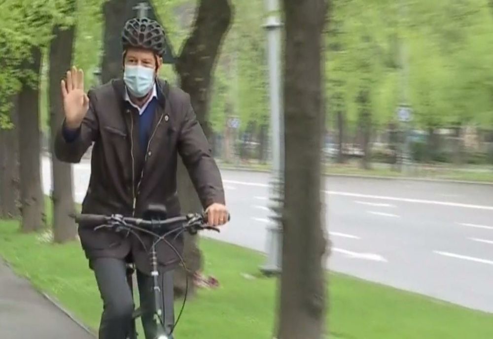 Președintele Iohannis vizitează centrul de vaccinare drive-through din Bucuresti