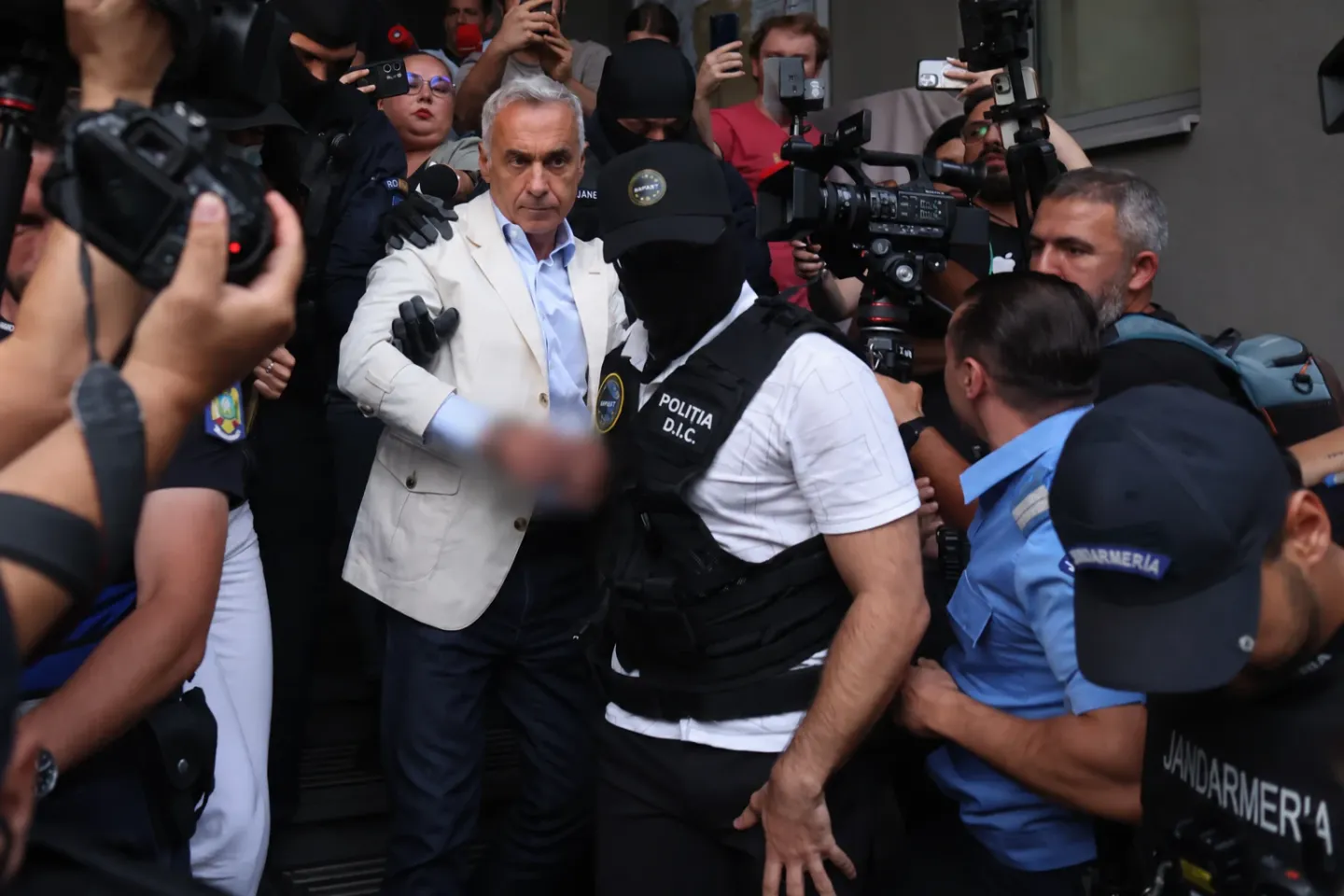Călin Georgescu, dus la Tribunalul București. Instanța decide dacă va fi arestat preventiv