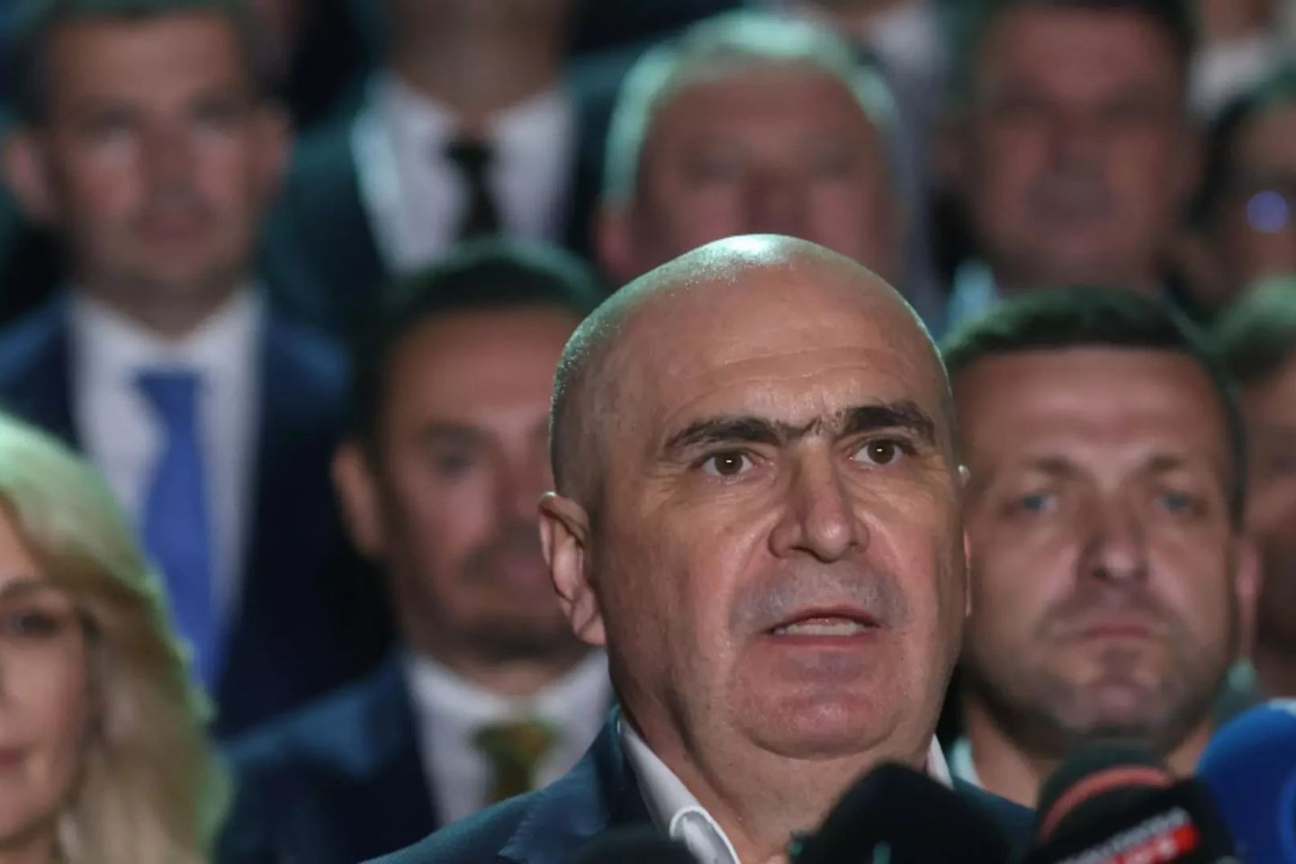 Val de susținere sau iluzie digitală? Rețea de boți promovează masiv mesajul «Susțin Bolojan!»