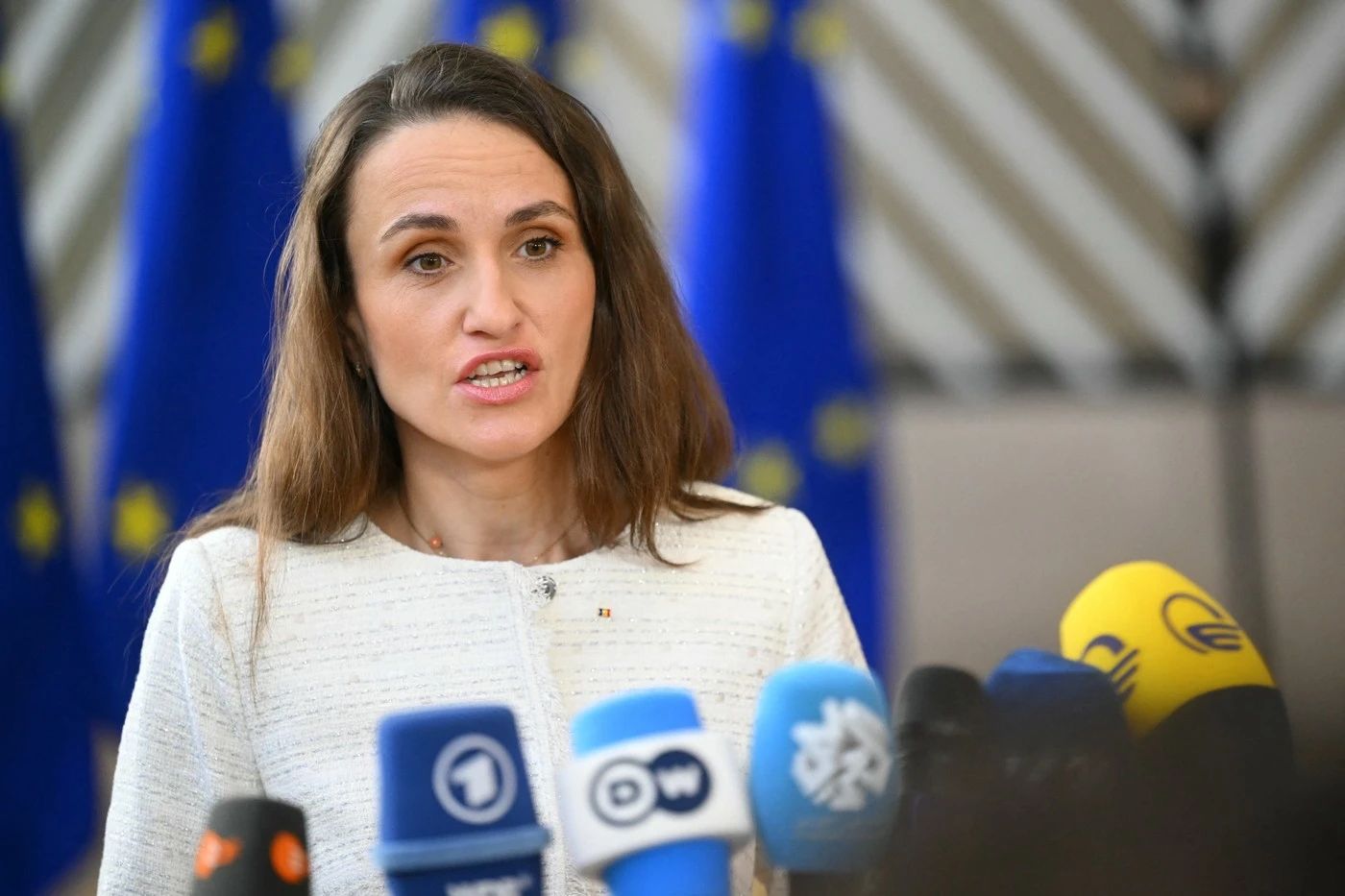 Ministrul Oana Țoiu: Peste 5.000 de dosare diplomatice din arhivele MAE vor deveni publice. Printre ele, alegerile din ’90, mineriadele și corespondența cu URSS