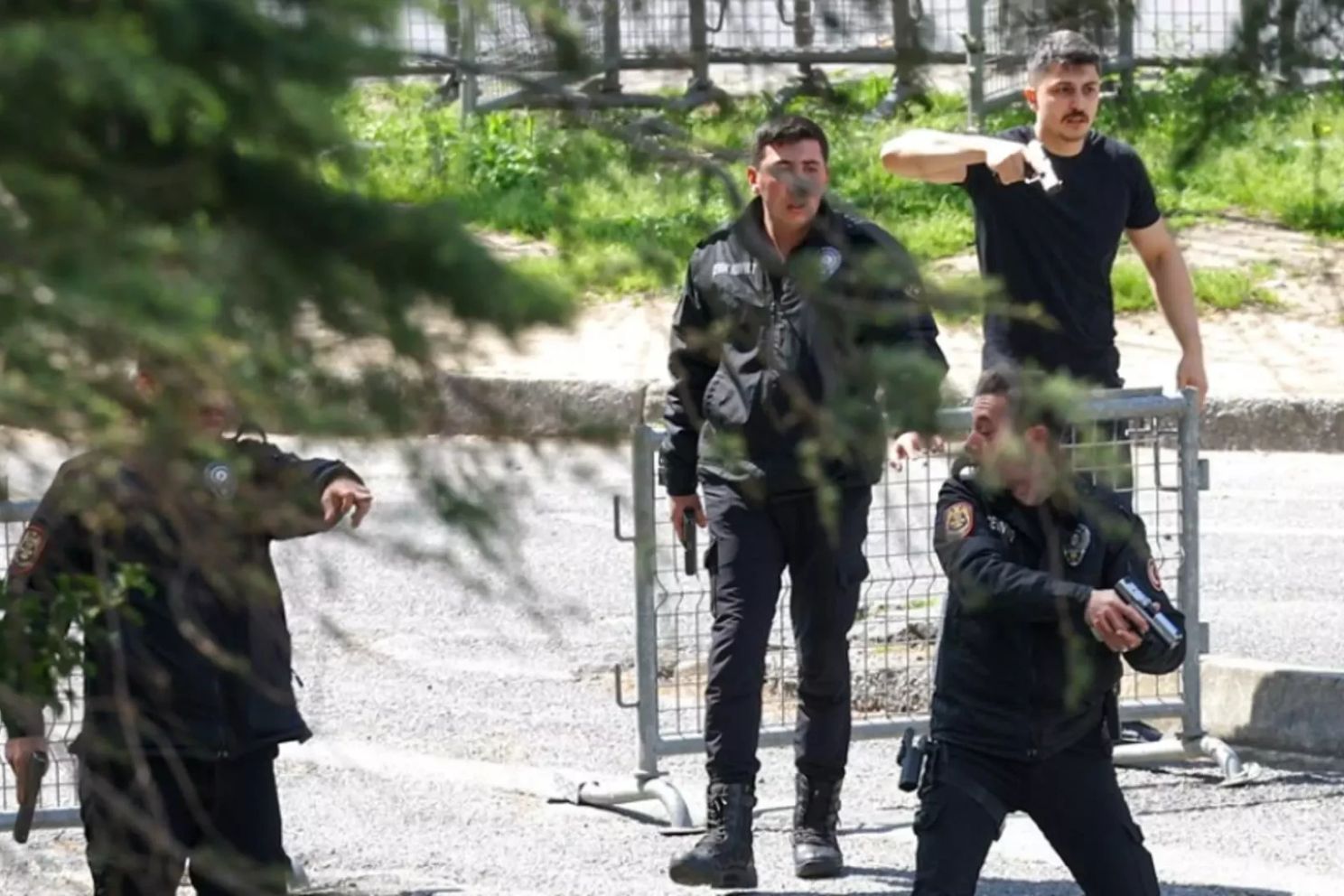 Atac armat lângă consulatul israelian din Istanbul. Doi polițiști au murit iar trei suspecți au fost uciși