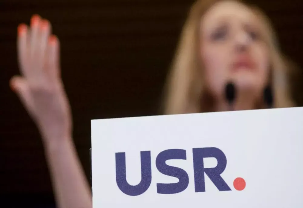 USR SE DELIMITEAZĂ DE UTILIZAREA DE FOTOGRAFII DIN SURSE OBSCURE: LASCONI AVEA DATORIA SĂ LE VERIFICE AUTENTICITATEA
