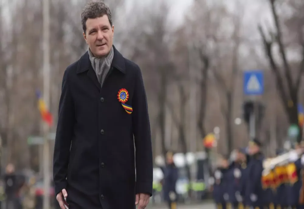 Nicușor Dan a stat la poze mai mult decât la parada militară de Ziua Națională