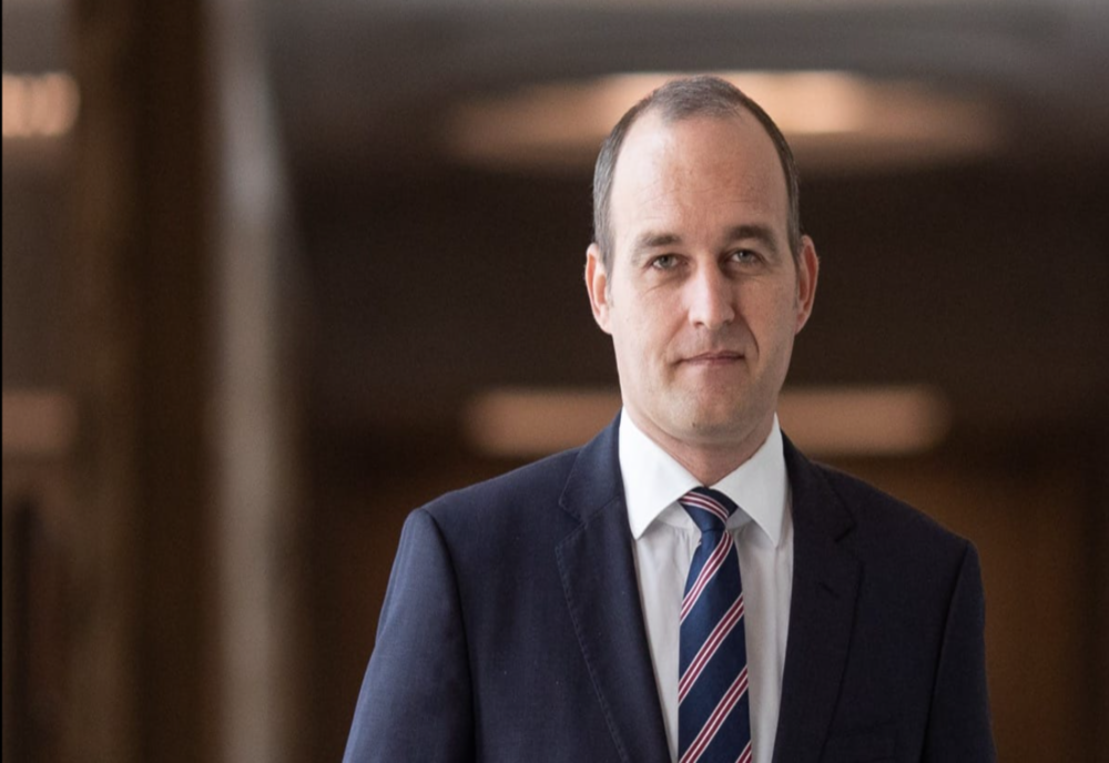 Dan Vîlceanu, urmărit penal pentru ULTRAJ, după ce l-a mușcat de ureche pe Florin Roman, în Parlament