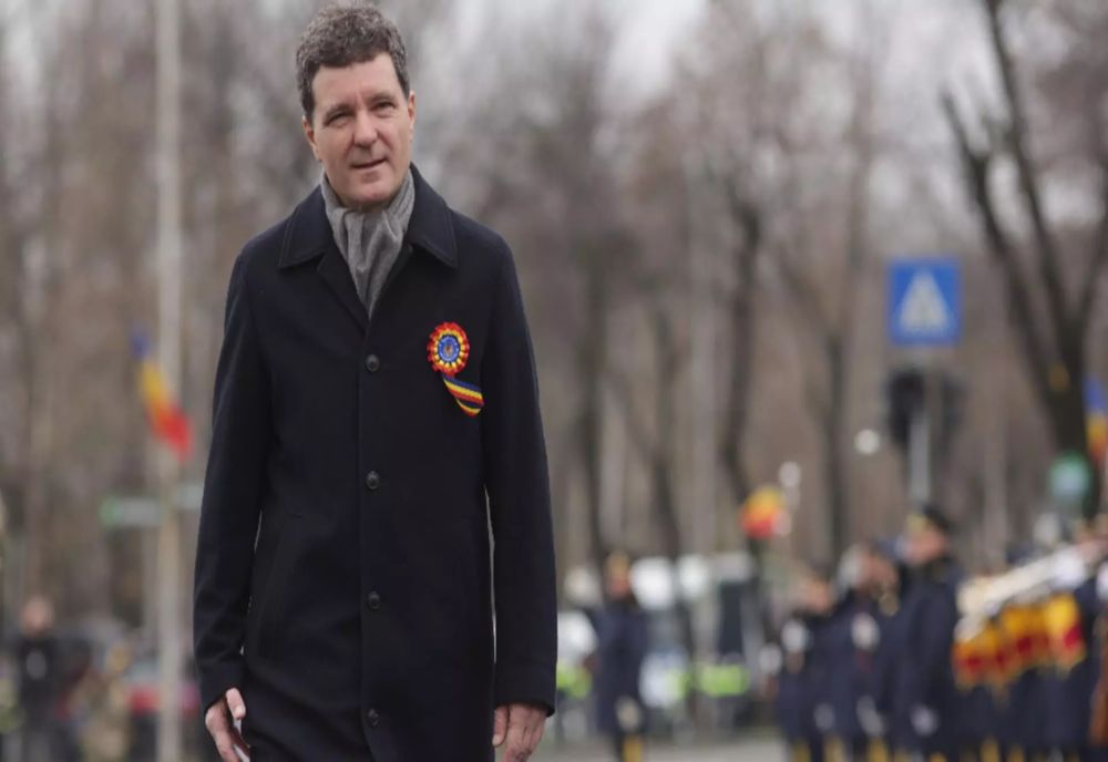 Nicușor Dan a stat la poze mai mult decât la parada militară de Ziua Națională