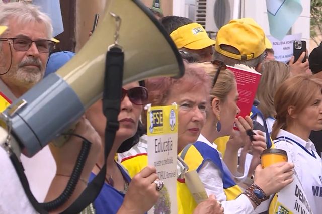 Sindicatele din Educație protestează la Palatul Cotroceni și amenință cu grevă generală